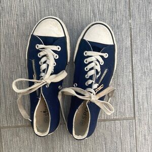 Size 5 tie up sneakers with also side zipper in good condition comfortable